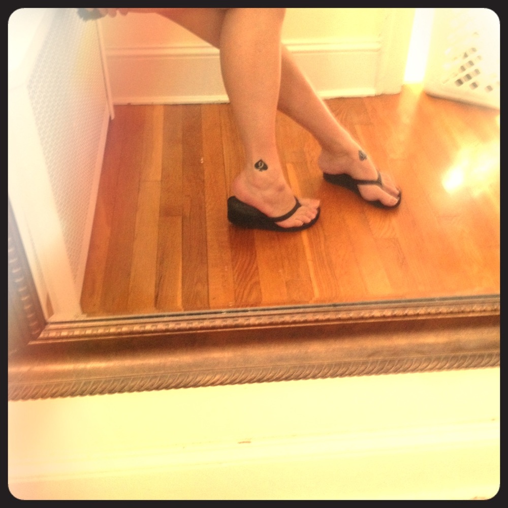 Well worn women's sandals, ladies used shoes 6👡